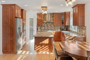 Coffee/tea maker, fridge, oven