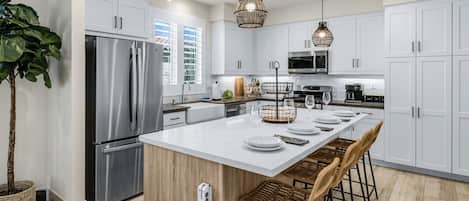 Refrigerador, microondas, horno y parrilla de estufa