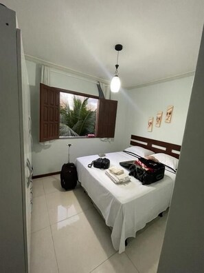 Minibar, tabla de planchar con plancha, wifi gratis y ropa de cama 