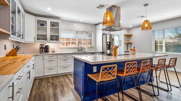 House, Multiple Beds, Pool Access, Garden View | Private kitchen | Fridge, microwave, oven, stovetop