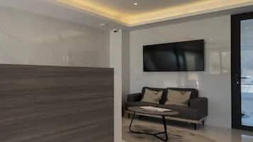 Condo clásico | Área de sala de estar | Televisión de 35 pulgadas con canales por cable