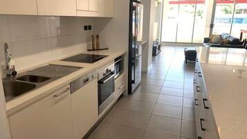 Refrigerador, microondas, horno, placa de cocina