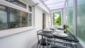 In-room dining - Chapel Lodge by Tŷ SA (Newport)