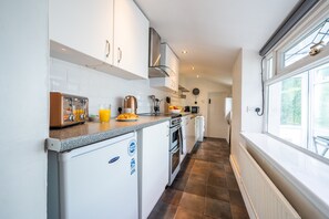 Mesin pembuat kopi/teh, ketel listrik, dan pemanggang roti