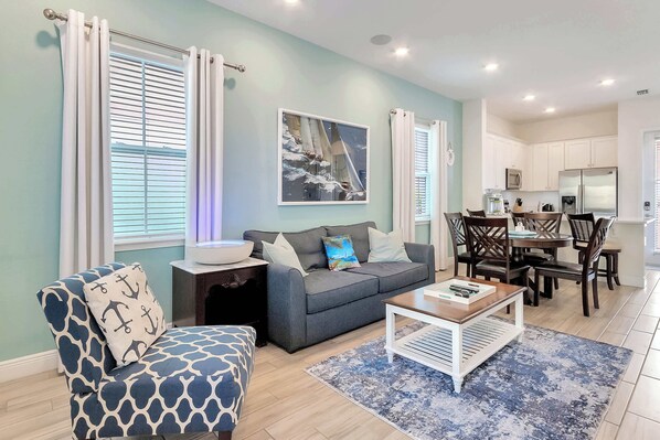 Talo, useita sänkyjä, patio, näköala puutarhaan (Blue Sea Dreams) | Oleskelualue | 42–tuumainen taulutelevisio, jossa digitaalikanavat