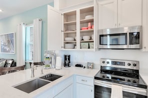 Casa, várias camas, varanda, vista para o jardim (Blue Sea Dreams) | Cozinha privada | Geladeira, micro-ondas, fogão, cooktop