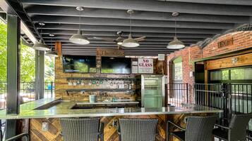 Bar (trong khuôn viên)