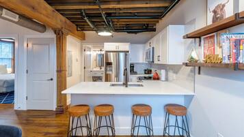 Condo, 1 giường cỡ queen và sofa giường, lò sưởi | Bếp riêng | Tủ lạnh, lò vi sóng, lò nướng, bếp nấu