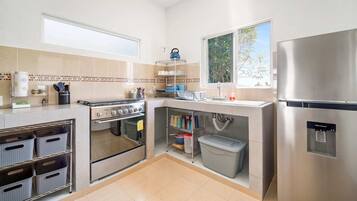 Jääkaappi, mikroaaltouuni, liesi, kahvin-/teenkeitin