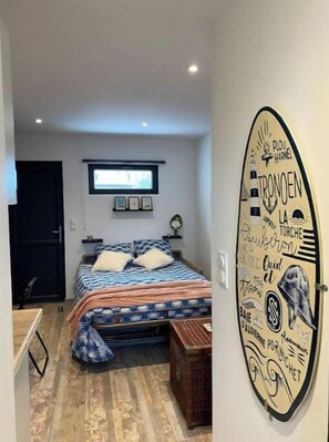 1 chambre, fer et planche à repasser, draps fournis