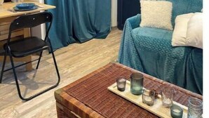 Una habitación pequeña con cama, escritorio y silla.