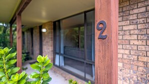 Een gebouw met een bakstenen gevel en een groot raam.