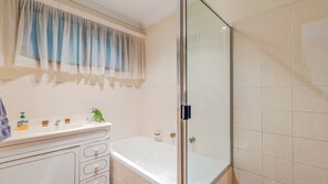 Baignoire, sèche-cheveux, serviettes fournies