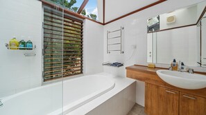 Dusche, kostenlose Toilettenartikel, Haartrockner