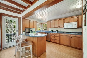 Private kitchen - Lake Travis Waterfront Retreat (Leander)