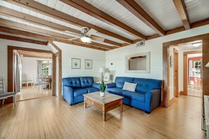 Hus, flere senger, peis | Oppholdsområde | En 40-tommers TV med digitale kanaler samt peis