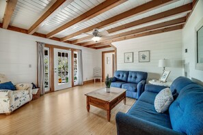 Hus, flere senger, peis | Oppholdsområde | En 40-tommers TV med digitale kanaler samt peis