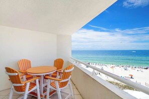 Outdoor dining - GulfSide Oasis-On The Beach (Pensacola)