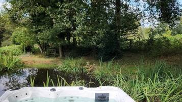 Bañera de hidromasaje al aire libre