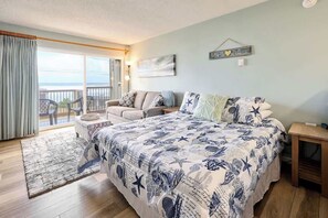 1 bedroom, iron/ironing board, WiFi, bed sheets - Cozy Oceanfront Condo - Ground Floor - Fireplace! (Lincoln City)