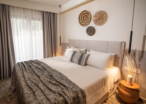 Deluxe suite, 1 slaapkamer, privézwembad | Hypoallergeen beddengoed, een kluis op de kamer, geluiddichte muren