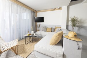 Suíte luxo, 2 quartos, piscina particular | Área de estar | TV LED 43 polegadas com canais a cabo, TV