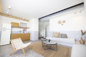 Suíte luxo, 2 quartos, piscina particular | Cozinha privada | Geladeira grande, cooktop, cafeteira/chaleira, chaleira elétrica