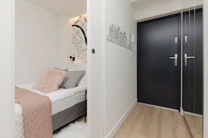 Departamento, 2 habitaciones, balcón | Escritorio, espacio para trabajar con laptop y ropa de cama