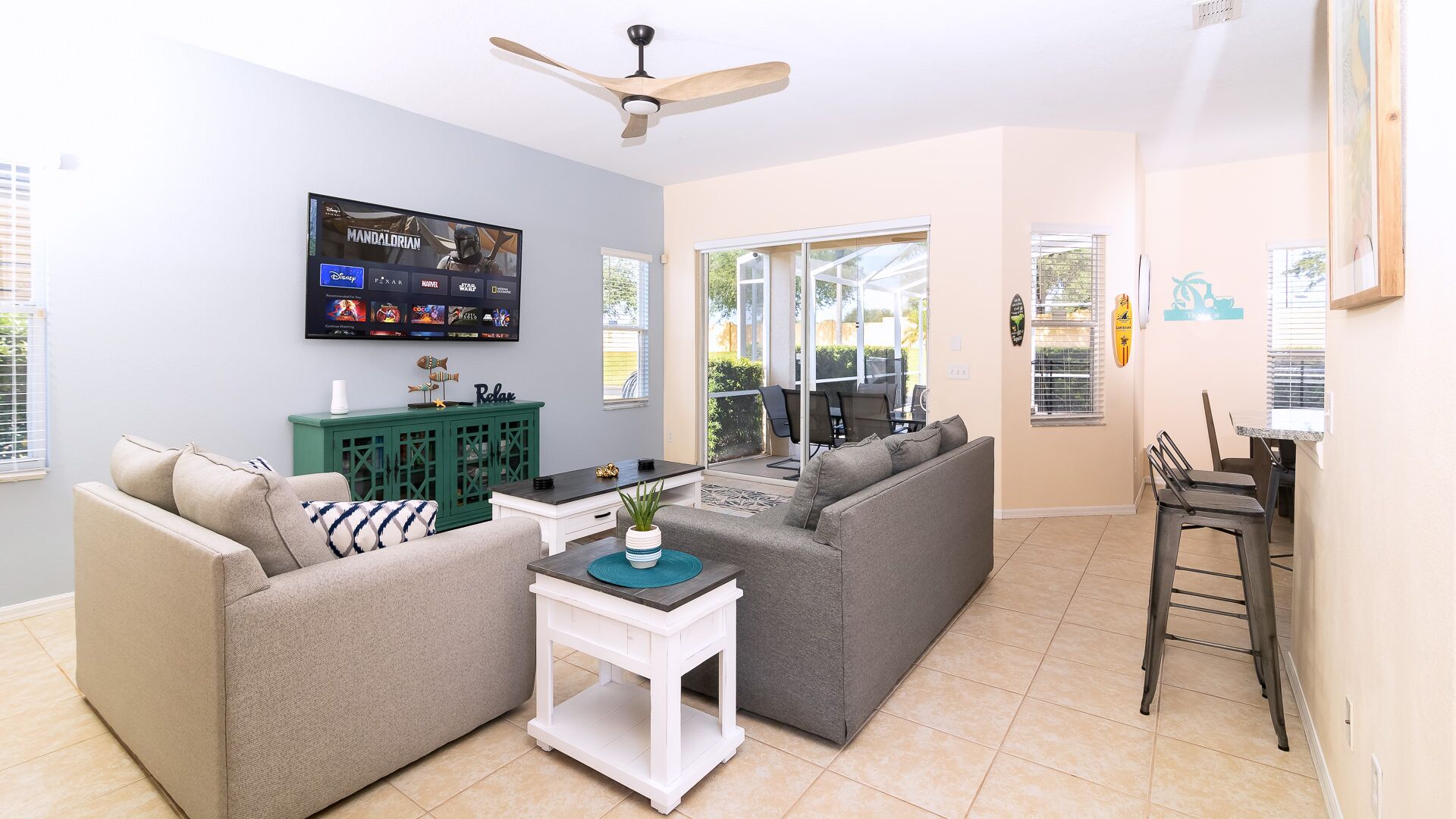 獨棟房屋, 多張床, 可使用泳池, 泳池景觀 | 起居區 | 40-吋電視，提供數位頻道