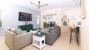 獨棟房屋, 多張床, 可使用泳池, 泳池景觀 | 起居區 | 40-吋電視，提供數位頻道