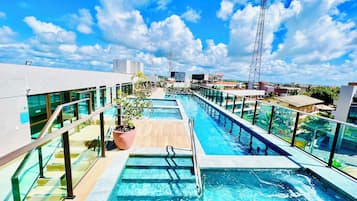 Una piscina al aire libre