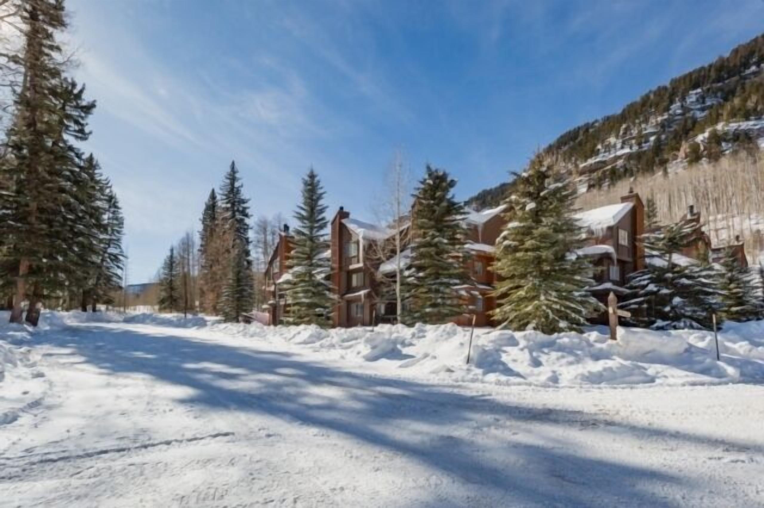 Yankee Girl- Pets Welcome. 2 bedrooms, plus futon in a cozy loft. Sleeps 6.