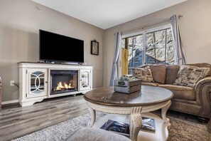 Condo, varias camas, patio, vista al jardín (Ozark Overlook) | Área de sala de estar | Televisión de pantalla plana de 42 pulgadas con canales digitales 