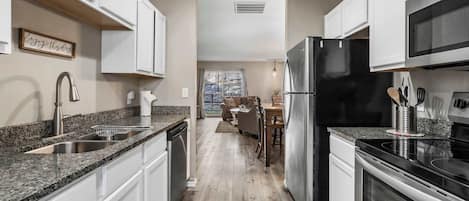 Condo, varias camas, patio, vista al jardín (Ozark Overlook) | Cocina privada | Cafetera y tetera