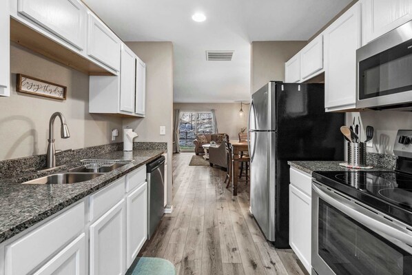 Condo, varias camas, patio, vista al jardín (Ozark Overlook) | Cocina privada | Cafetera y tetera 