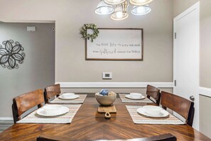 콘도, 침대(여러 개), 파티오, 정원 전망 (Ozark Overlook) | 다이닝