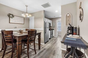 Condo, varias camas, patio, vista al jardín (Ozark Overlook) | Cocina privada | Cafetera y tetera 