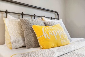 Condo, varias camas, patio, vista al jardín (Ozark Overlook) | 3 habitaciones, decoración personalizada y muebles diferentes 