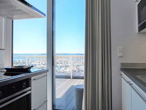 Eine moderne Küche mit Blick auf eine Marina.