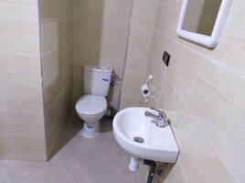 Cabezal de ducha tipo lluvia y artículos de higiene personal gratuitos