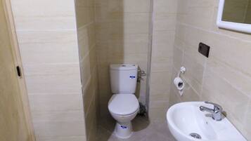 Regndusch, gratis toalettartiklar, hårtork och handdukar