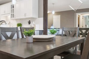 Condo, Plusieurs lits, patio, vue sur le jardin (Pool View on Avondale) | Restauration