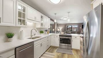 Condo, Multiple Beds, Patio, Garden View (Pool View on Avondale) | Private kitchen | Full-size fridge, microwave, oven, stovetop