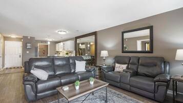 Condo, varias camas, patio, vista al jardín (Pool View on Avondale) | Área de sala de estar | Televisión de pantalla plana de 42 pulgadas con canales digitales