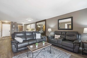 Condo, varias camas, patio, vista al jardín (Pool View on Avondale) | Área de sala de estar | Televisión de pantalla plana de 42 pulgadas con canales digitales 