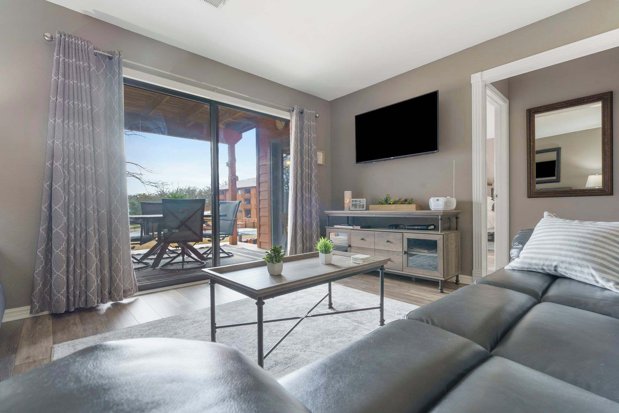 Condo, varias camas, patio, vista al jardín (Pool View on Avondale) | Área de sala de estar | Televisión de pantalla plana de 42 pulgadas con canales digitales 