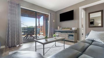 Condo, varias camas, patio, vista al jardín (Pool View on Avondale) | Área de sala de estar | Televisión de pantalla plana de 42 pulgadas con canales digitales