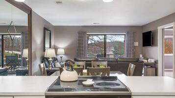 Condo, Multiple Beds, Patio, Garden View (Pool View on Avondale) | Private kitchen | Full-size fridge, microwave, oven, stovetop