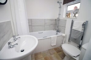 Shower, hair dryer, towels - Kingsway House by Tŷ SA - Spacious 4bed in Newport (Newport)