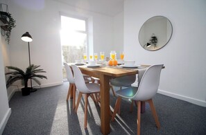 Dining - Kingsway House by Tŷ SA - Spacious 4bed in Newport (Newport)